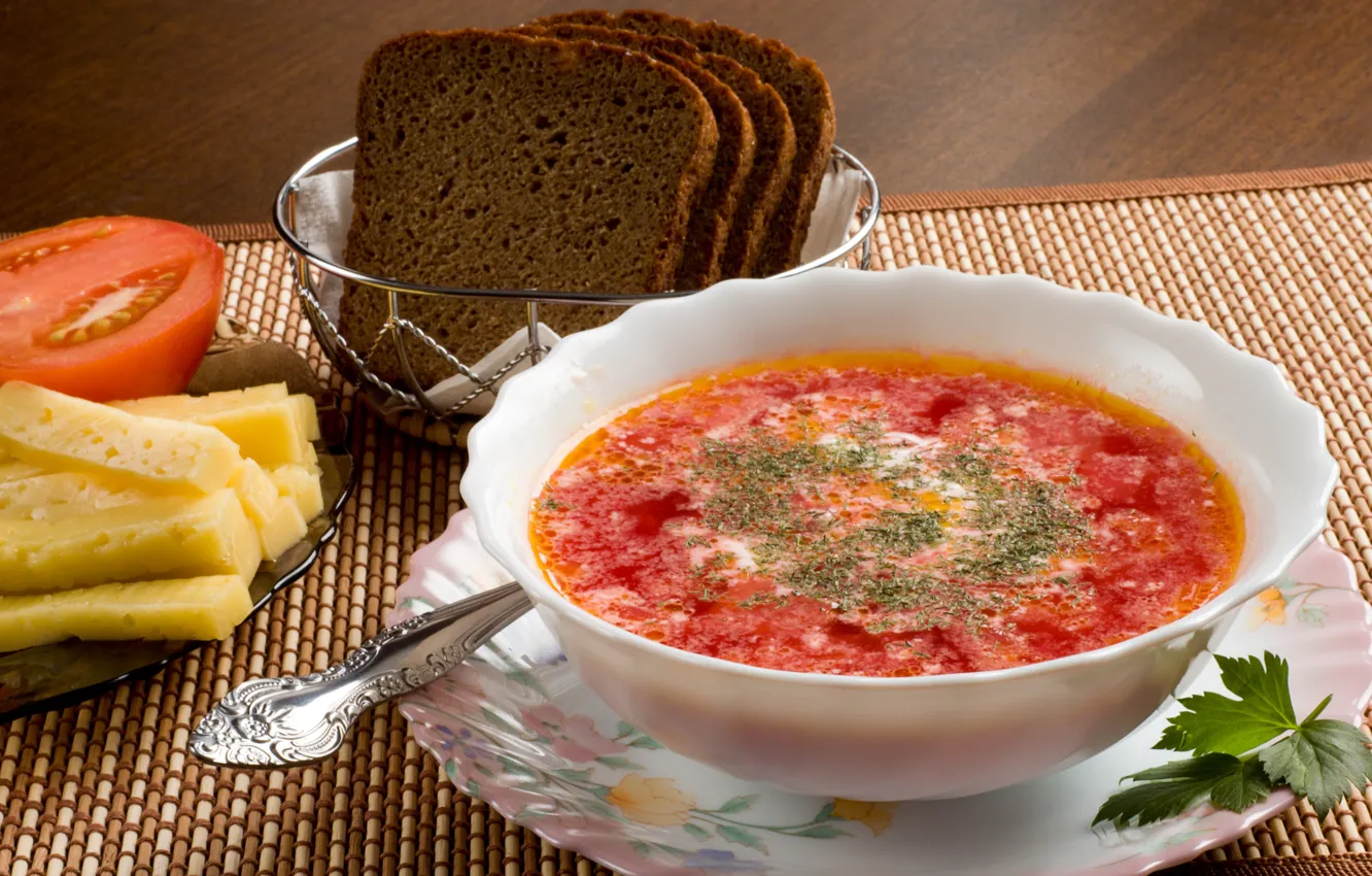 Фото обои зелень, еда, сыр, тарелка, хлеб, ложка, помидор, борщ