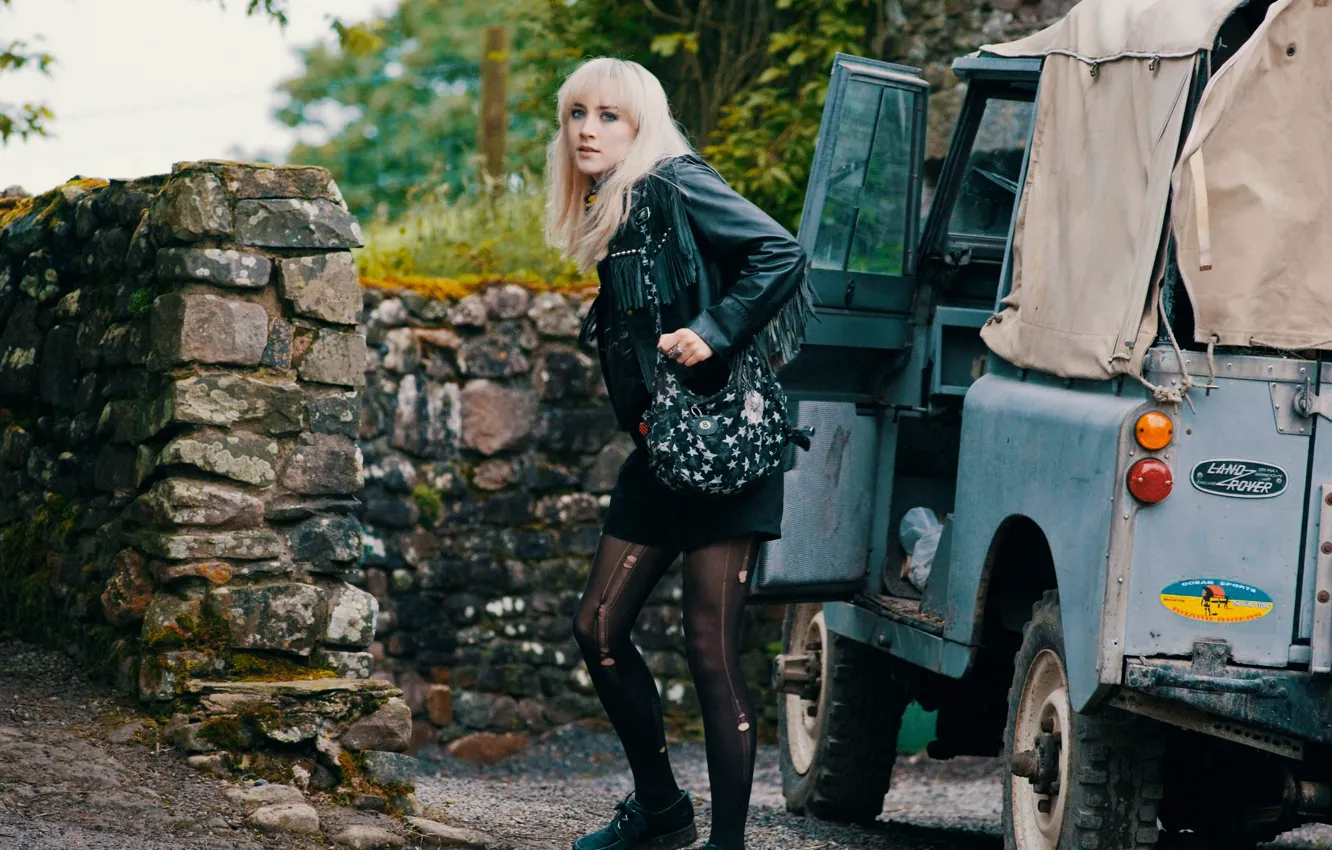 Фото обои машина, актриса, блондинка, Land Rover, Saoirse Ronan, Сирша Ронан, каменная стена, How I Live Now