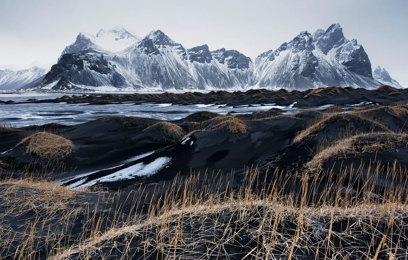 Фото обои небо, трава, горы, Исландия, Vestrahorn, Stockksness, чёрный песок