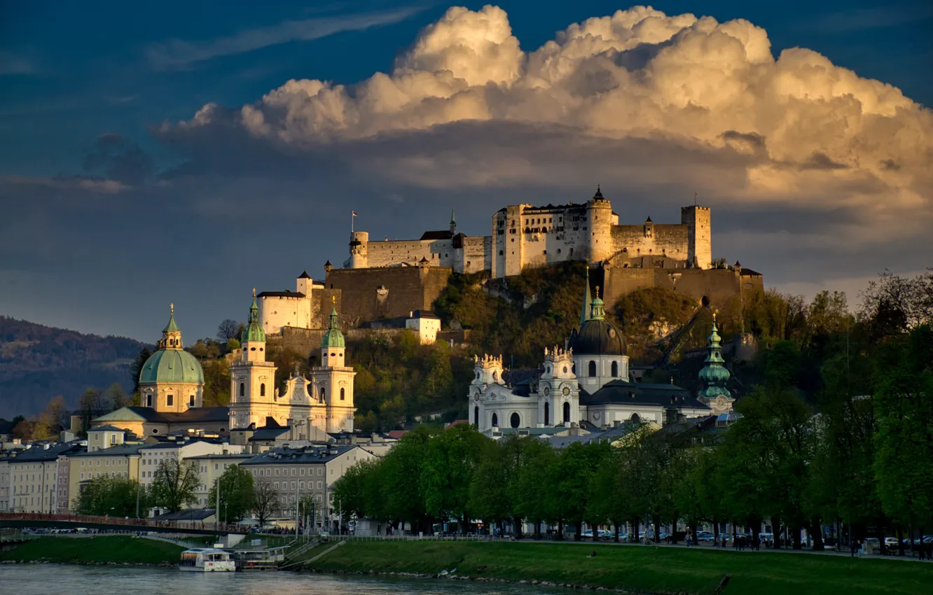 Фото обои облака, город, река, гора, Австрия, церковь, храм, крепость