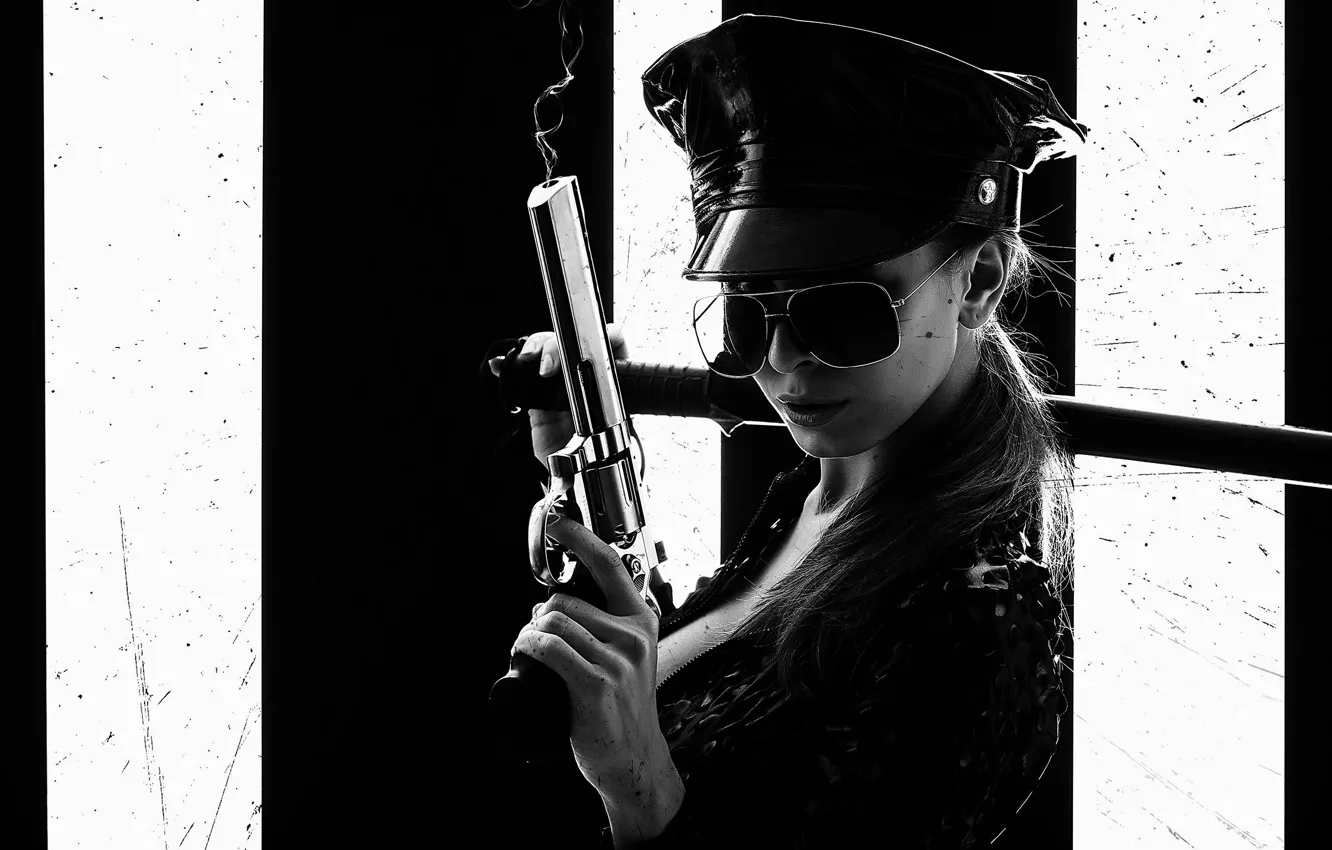 Фото обои девушка, катана, очки, черно-белое, револьвер, коп, cop