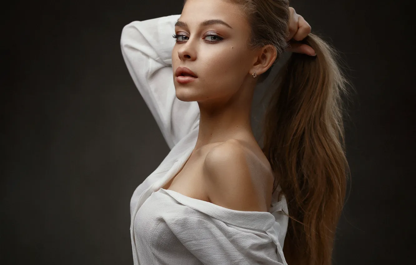 Фото обои взгляд, девушка, хвост, блузка, плечо, русая, Иван Ковалёв