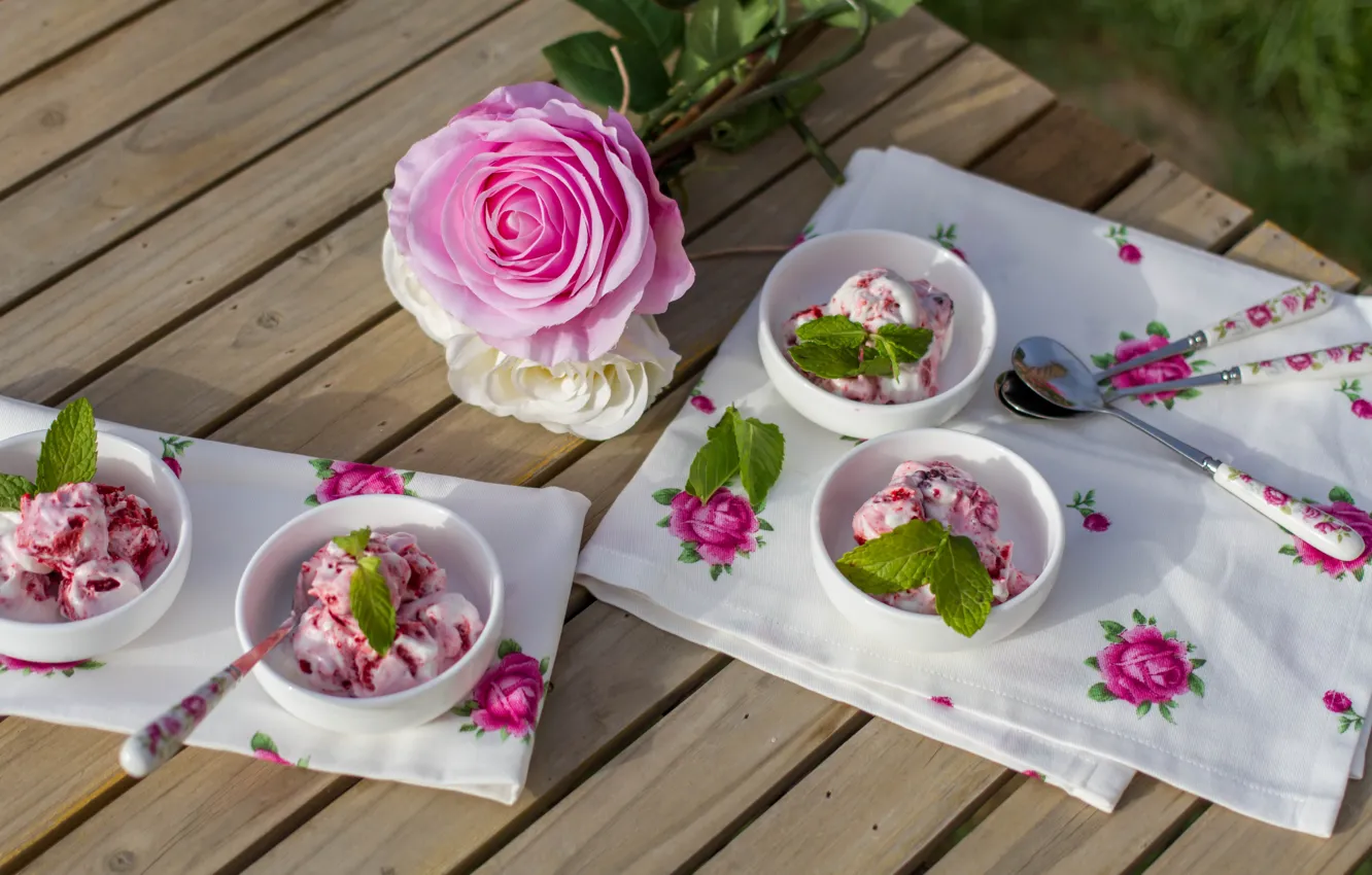 Фото обои цветы, стол, розы, мороженое, розовые, белые, мята, скатерть