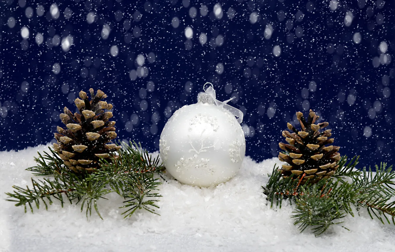 Фото обои снег, праздник, шарик, Рождество, Новый год, хвоя, шишки, синий фон