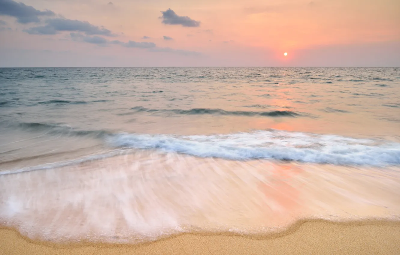Фото обои песок, море, волны, пляж, лето, небо, закат, берег