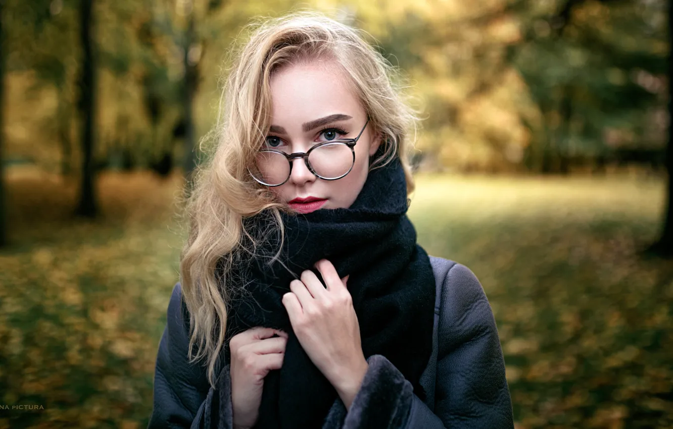 Фото обои осень, взгляд, деревья, природа, парк, фон, модель, портрет
