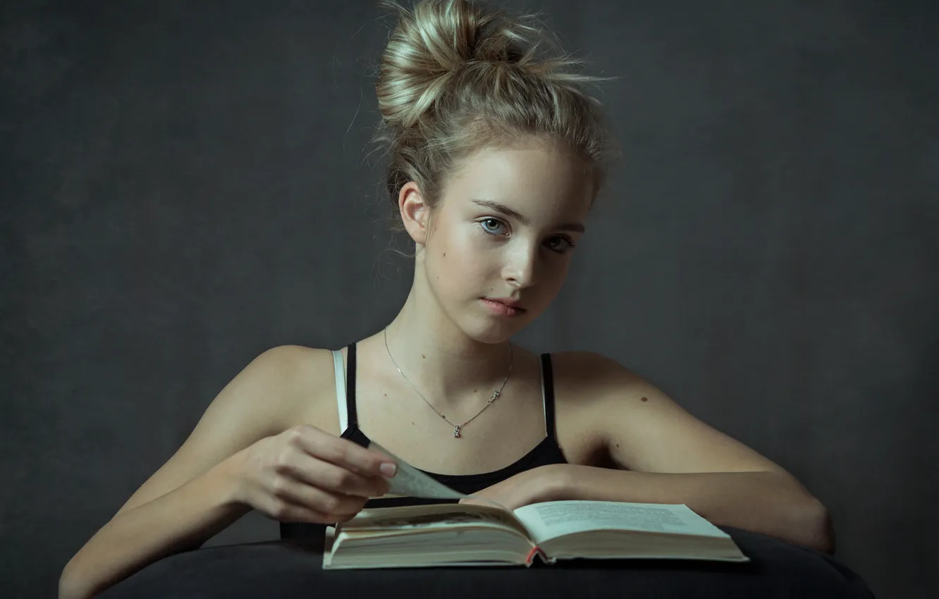Фото обои взгляд, нежность, портрет, губы, девочка, книга, таинственность, Kholodova Natalia