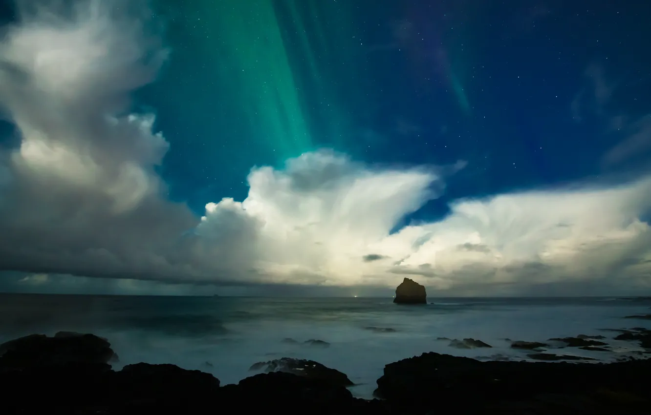 Фото обои море, небо, звезды, облака, ночь, природа, скала, темнота