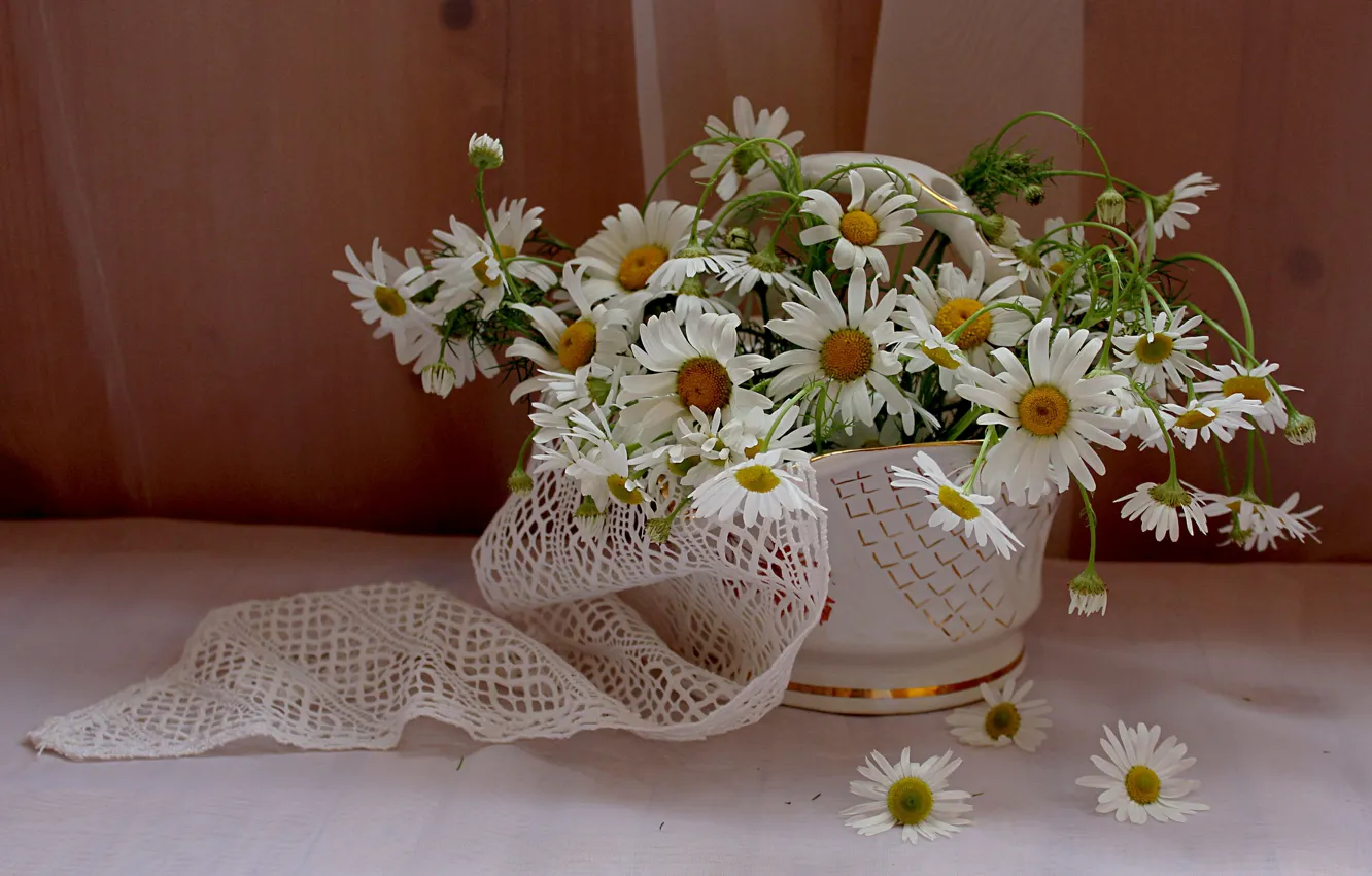 Фото обои цветы, стол, ромашки, букет, ваза