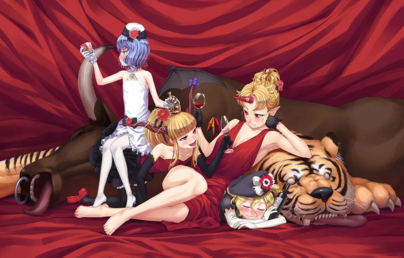 Фото обои тигр, женщина, девочки, разговор, выпивка, демоны, бык, будуар