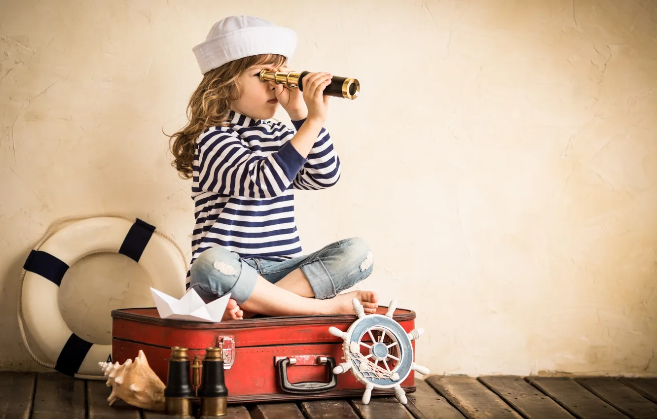Фото обои ракушка, девочка, бинокль, чемодан, подзорная труба, спасательный круг, бумажный корабль