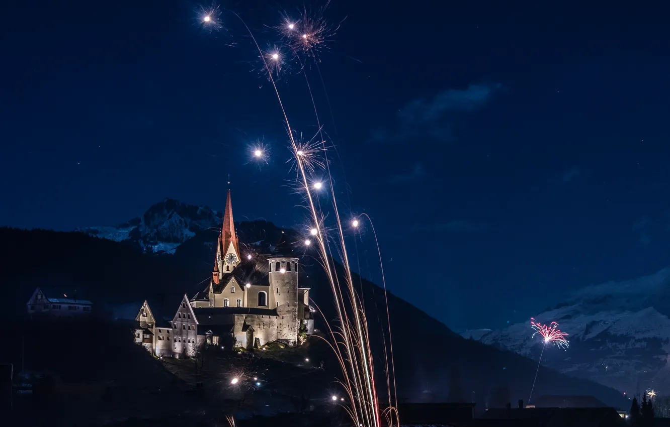 Фото обои горы, ночь, огни, праздник, дома, Австрия, церковь, фейерверк