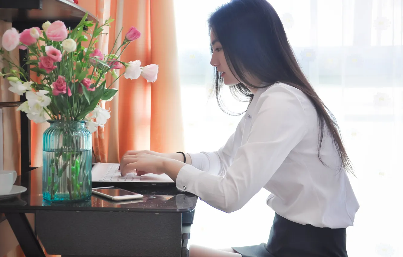 Фото обои girl, flower, woman, asian, laptop