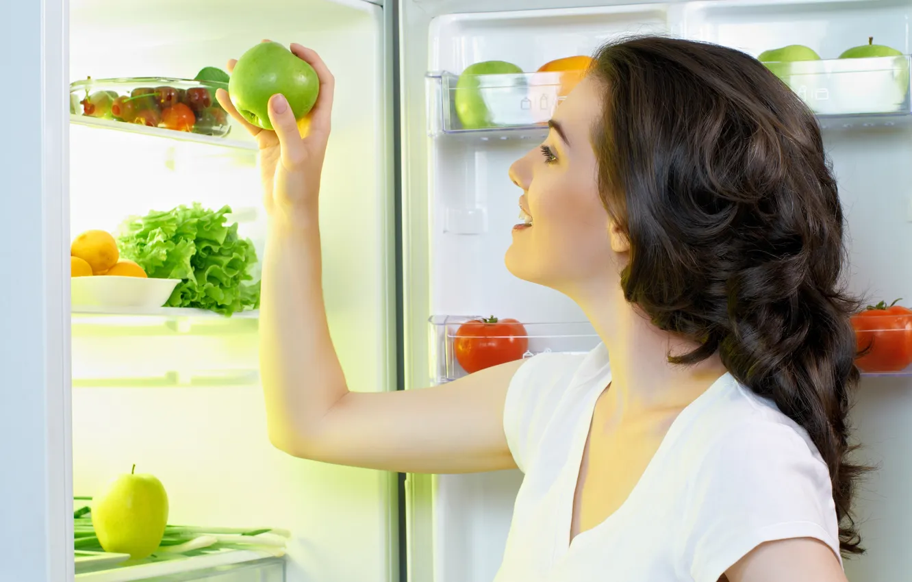 Фото обои зелень, девушка, яблоки, холодильник, шатенка, фрукты, помидоры, локоны