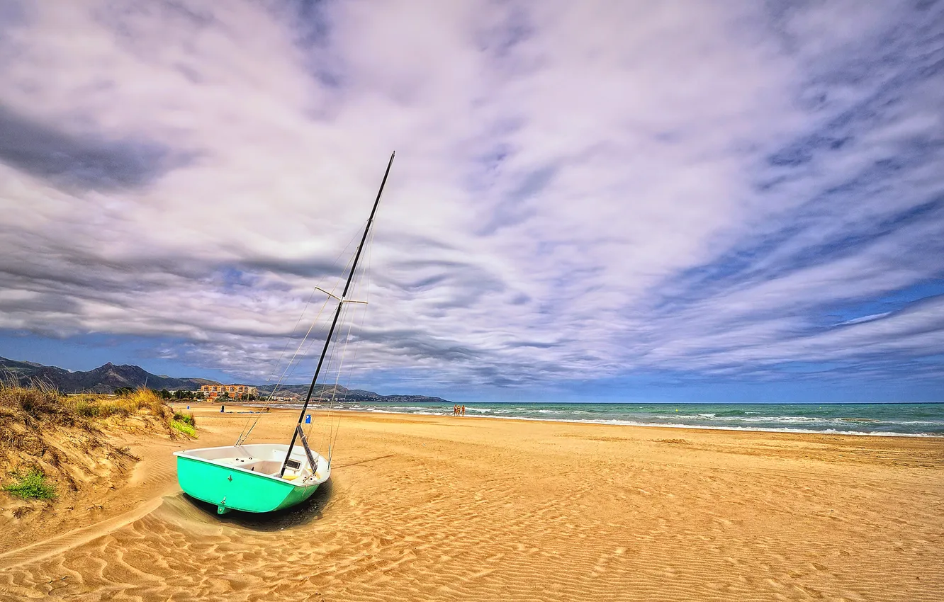 Фото обои песок, небо, облака, берег, лодка, Испания, Грау Кастелло