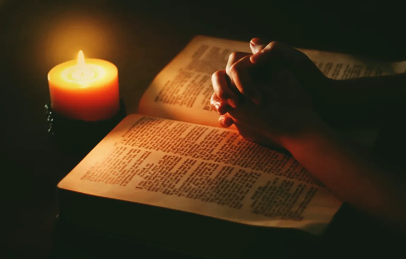 Фото обои light, hands, candle, bible, praying