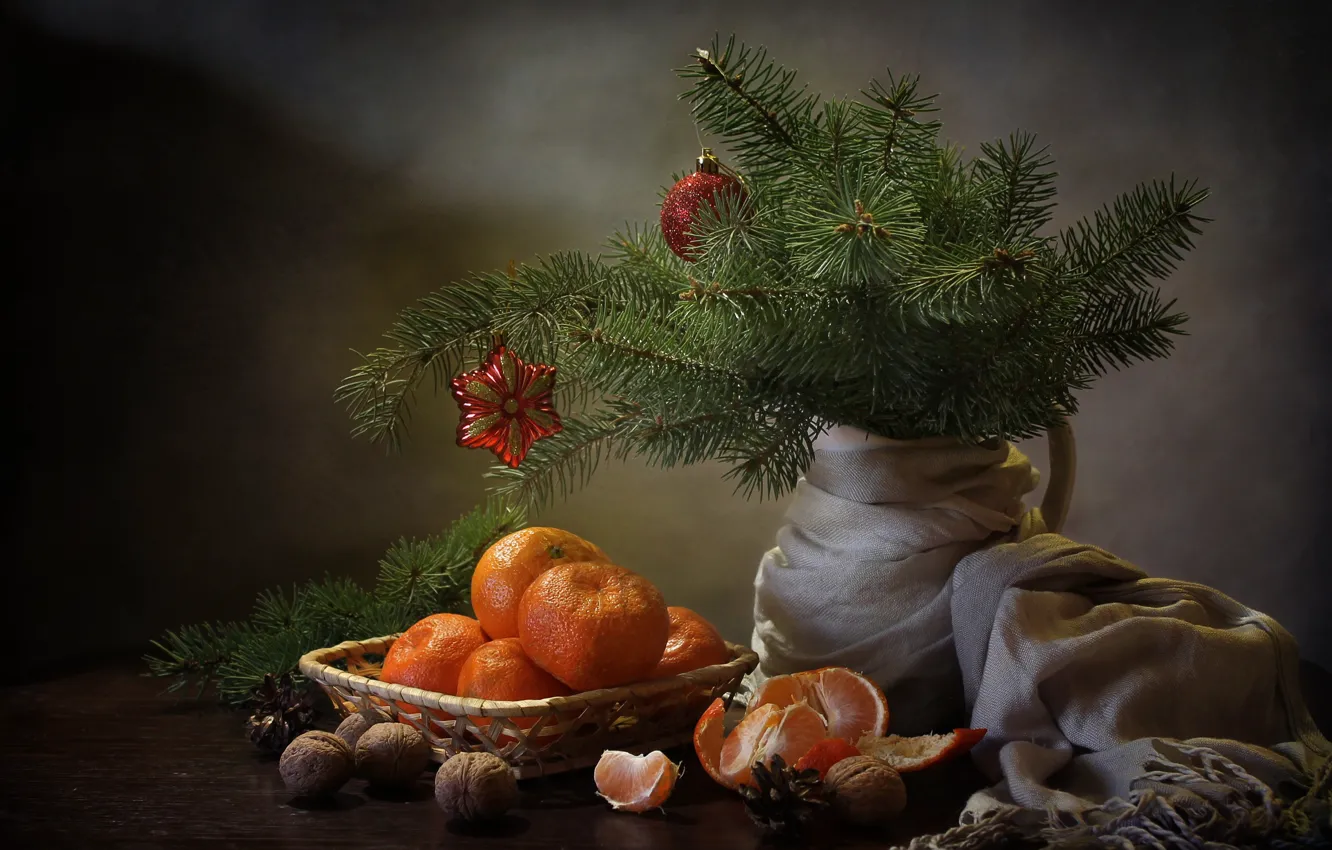Фото обои ветки, стол, праздник, игрушки, ель, Новый год, орехи, натюрморт