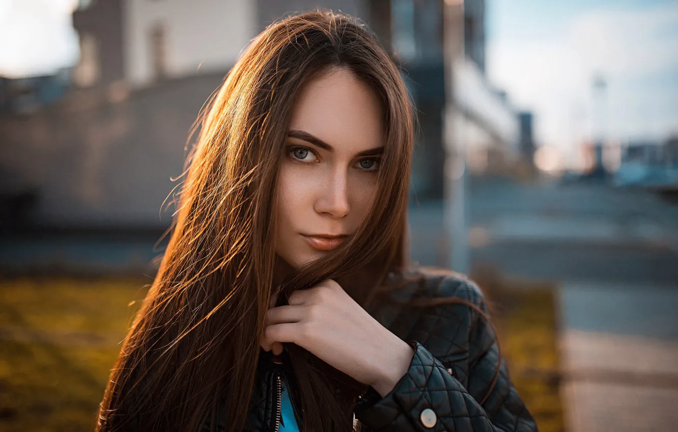 Фото обои взгляд, солнце, поза, улица, модель, портрет, макияж, куртка