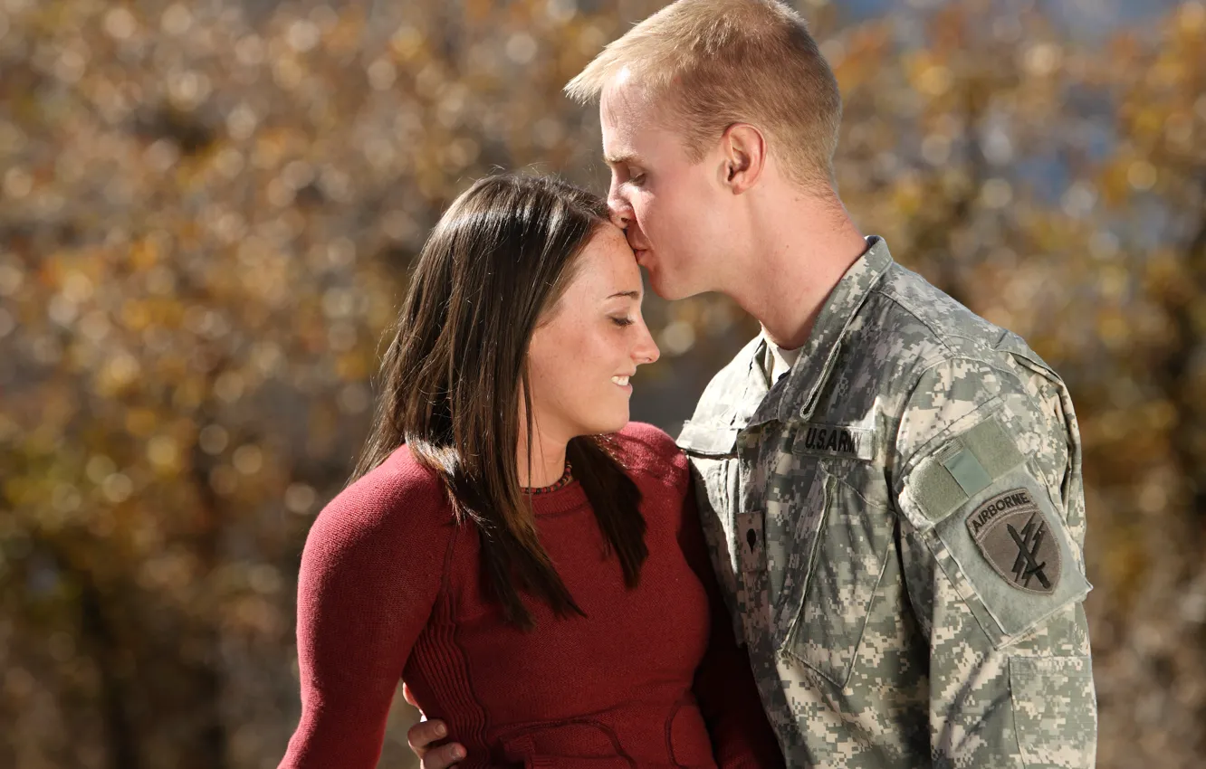 Фото обои love, soldier, kiss