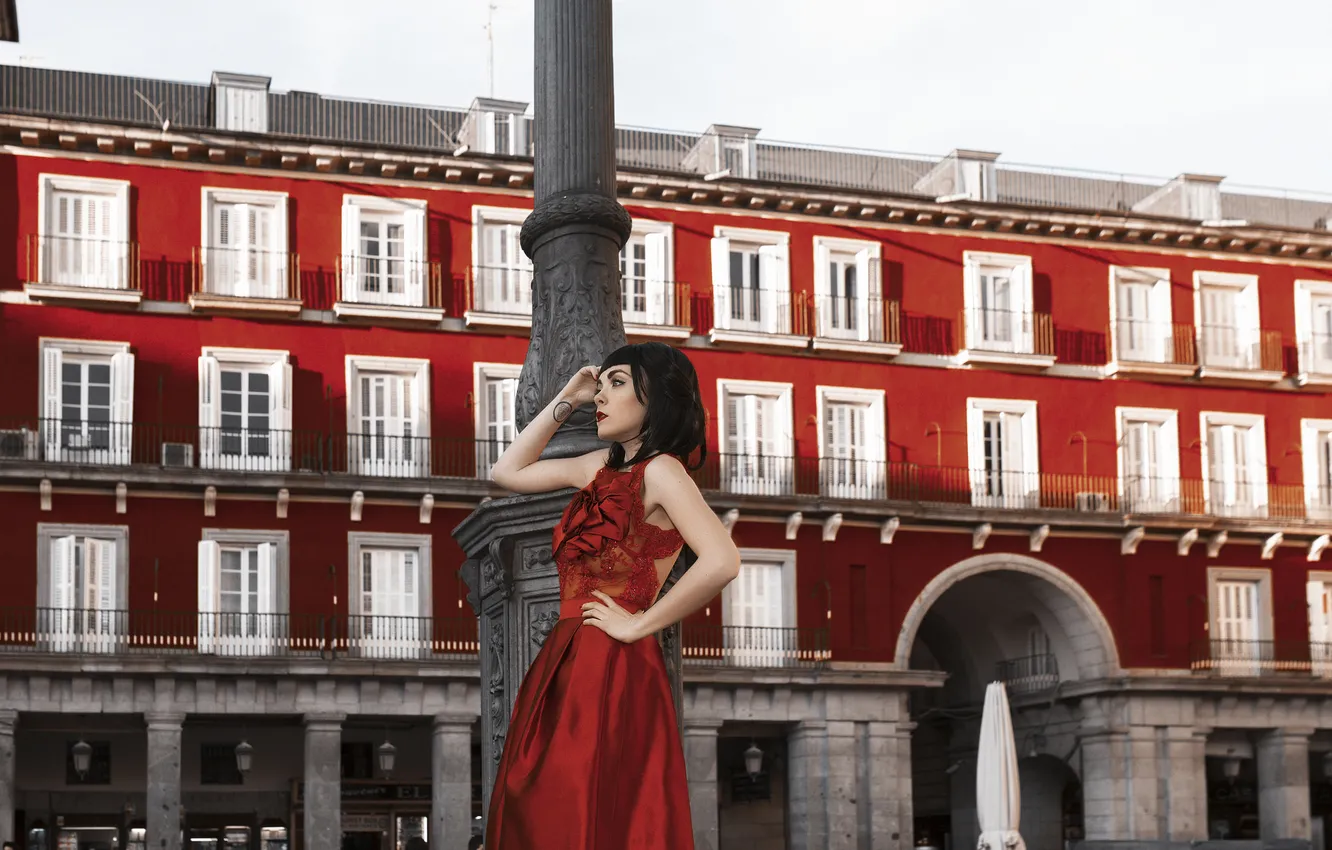 Фото обои девушка, город, стиль, платье, брюнетка, в красном