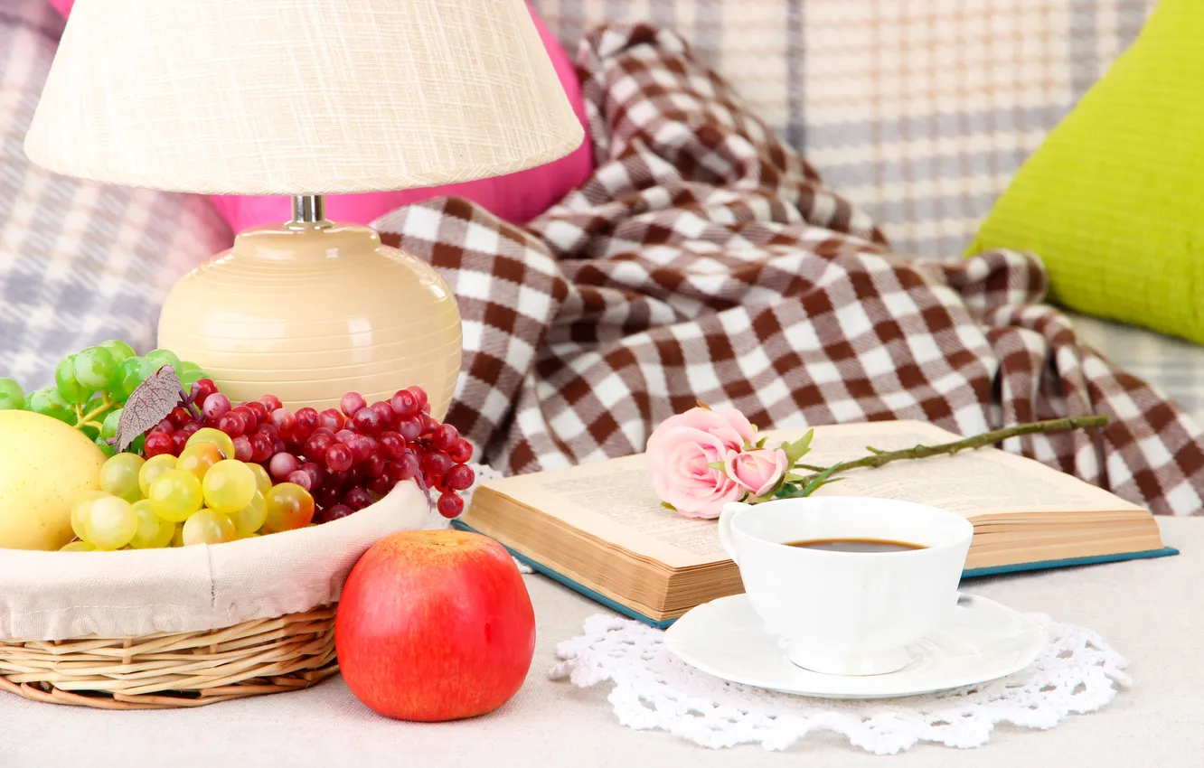 Фото обои чай, роза, яблоко, виноград, светильник, книга