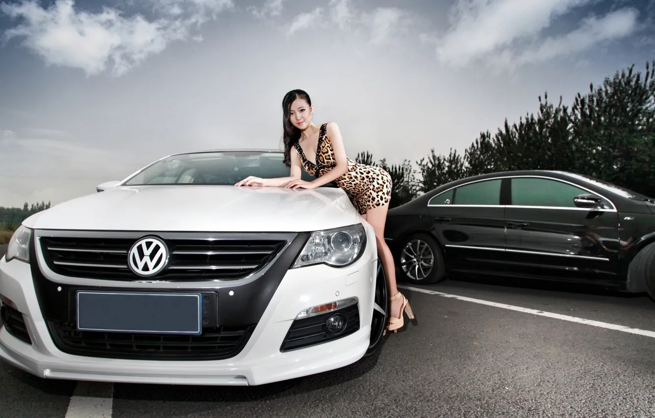 Фото обои дорога, авто, взгляд, Девушки, Volkswagen, азиатка, красивая девушка