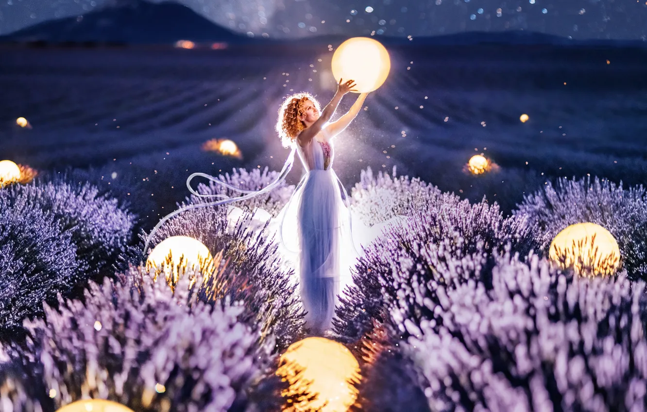 Фото обои поле, девушка, улыбка, настроение, шары, платье, лаванда, звёздное небо