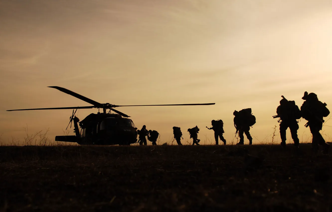 Фото обои вертолет, солдаты, посадка, военные, Night Hawk
