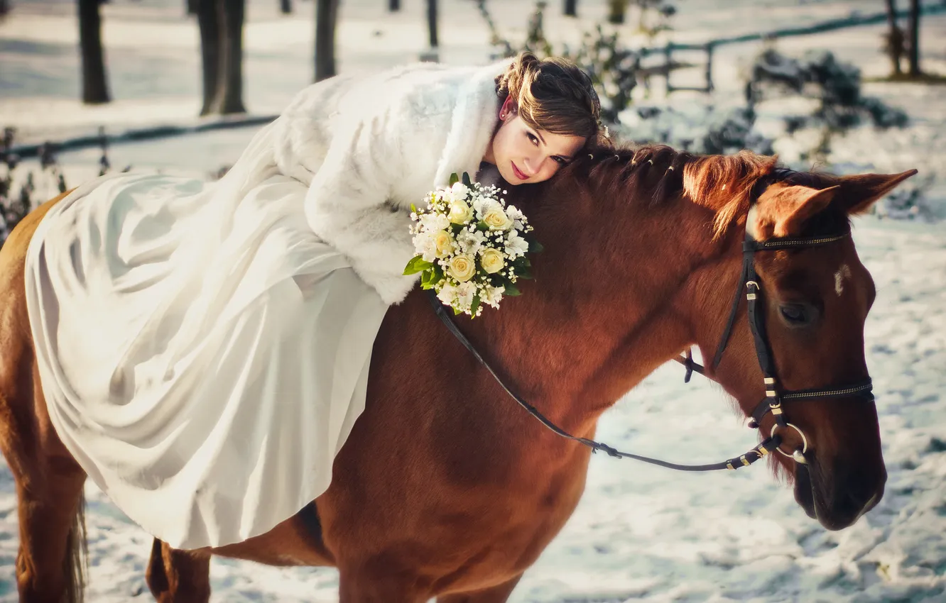 Фото обои зима, поле, девушка, свет, снег, цветы, природа, улыбка