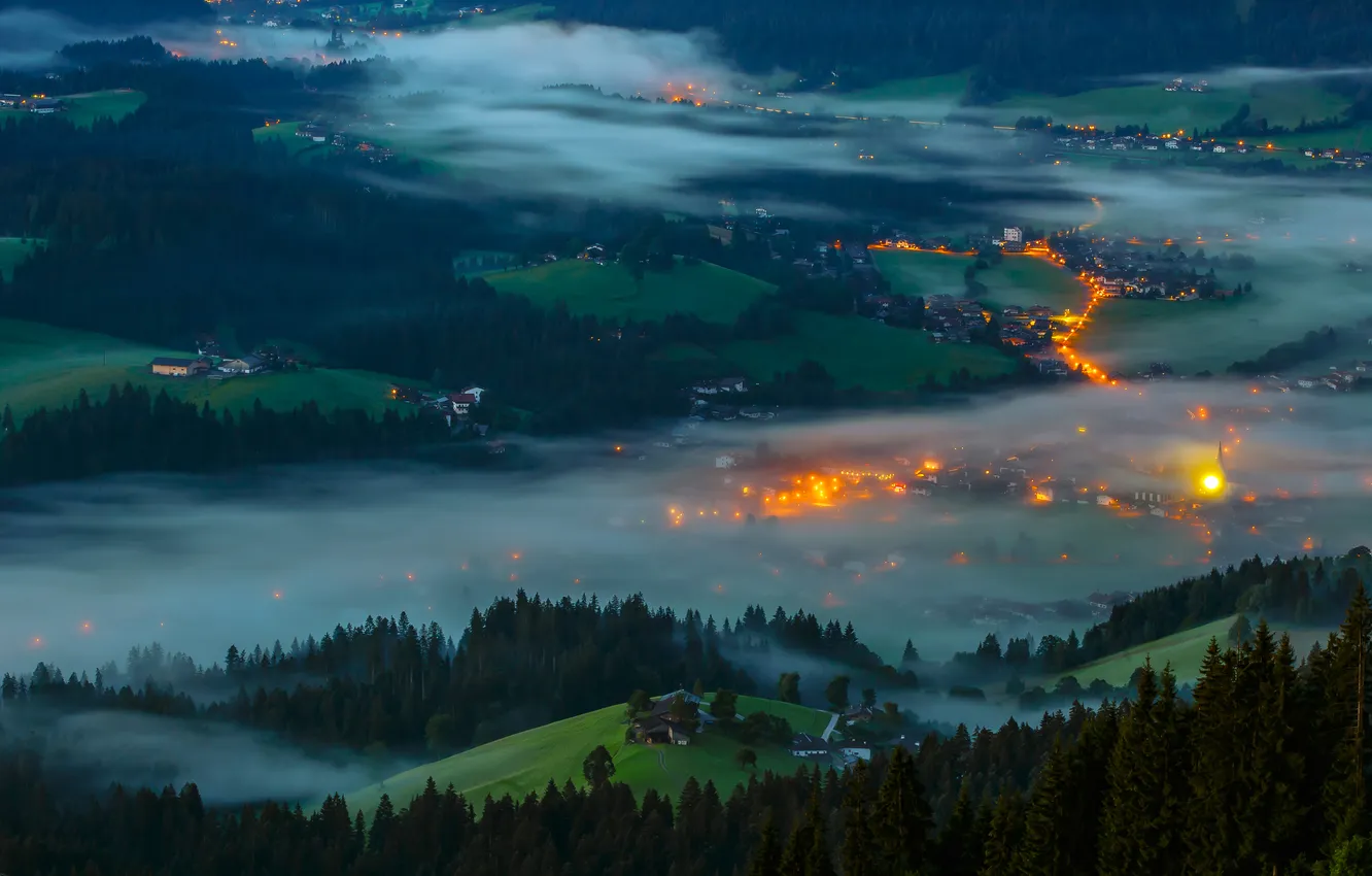 Фото обои деревья, огни, туман, поля, дома, вечер, леса, Austria