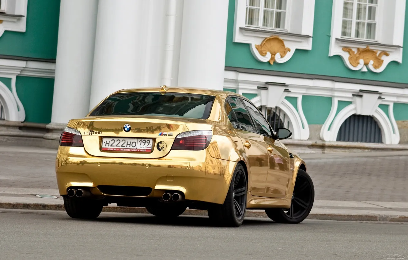 Фото обои машины, золото, красавицы, bmw m5, смотра