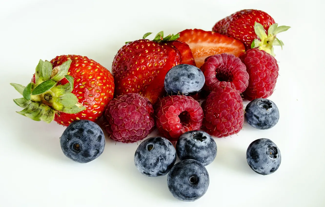 Фото обои ягоды, малина, черника, клубника, белый фон