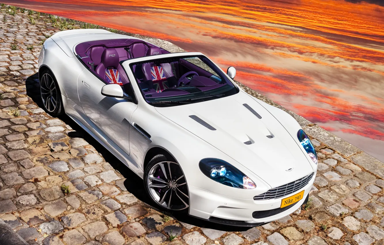 Фото обои Aston Martin DBS, двухместный, автомобиль-купе, агрессивный внешний вид, дополнительные воздухозаборники, аэродинамический обвес кузова
