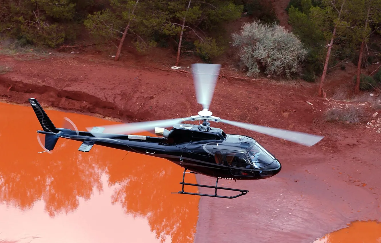 Фото обои полет, озеро, вертолет, оранжевое, Eurocopter