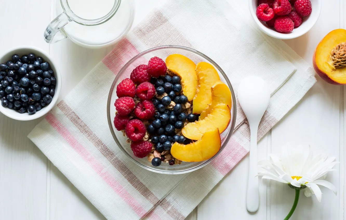 Фото обои ягоды, малина, молоко, черника, фрукты, персик