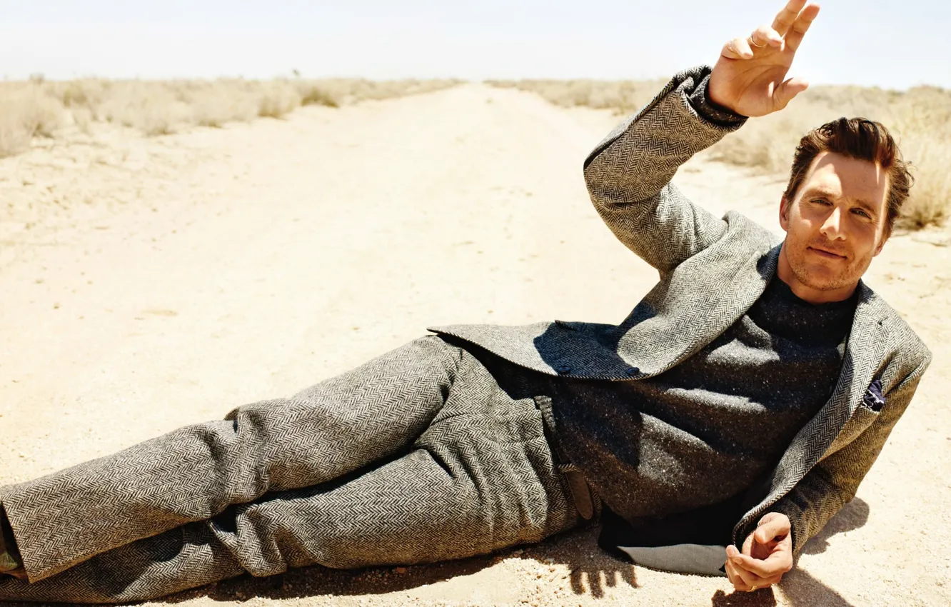 Фото обои дорога, песок, костюм, актер, мужчина, Matthew McConaughey, Мэттью МакКонахи