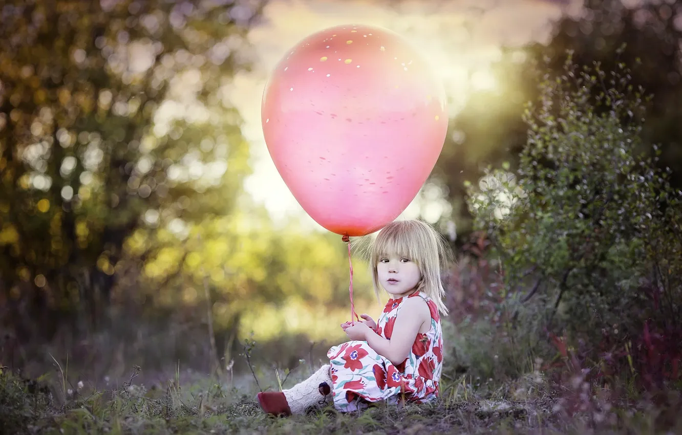 Фото обои природа, игрушка, шар, шарик, девочка, ребёнок