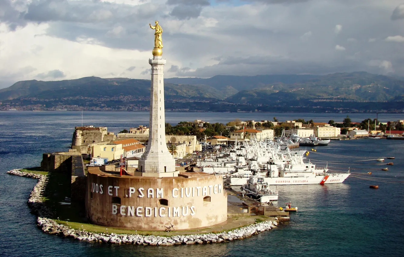 Фото обои город, надпись, маяк, корабли, скульптура, гавань, италия, сицилия