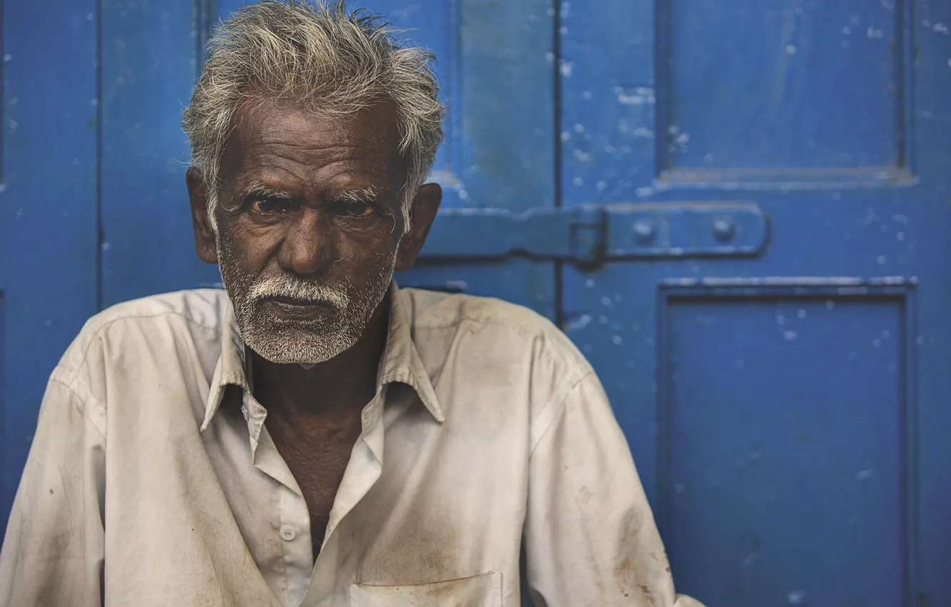 Фото обои poverty, diretc gaze, hard life, older man