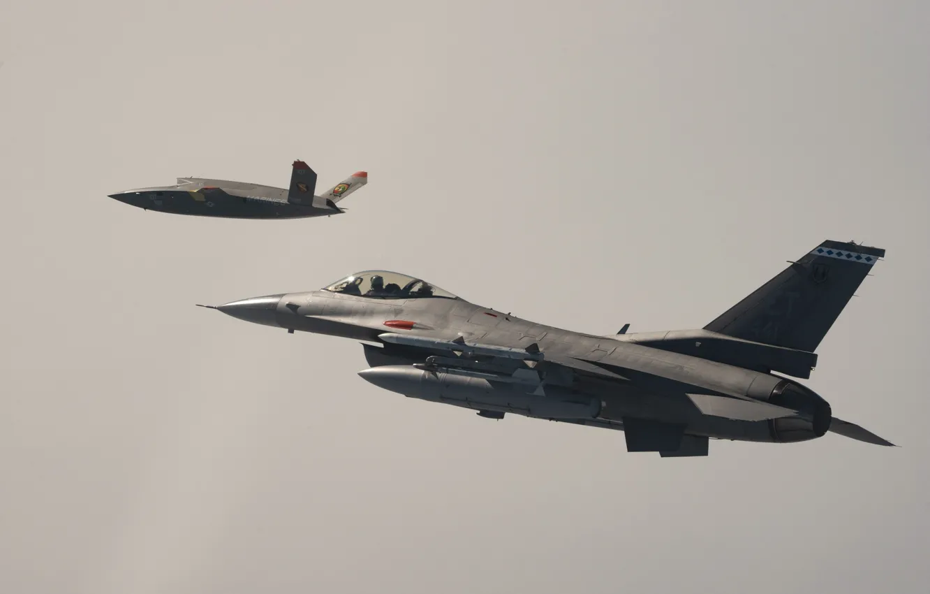 Фото обои Kratos, ВВС США, UCAV, General Dynamics F-16 Fighting Falcon, экспериментальный, лёгкий истребитель четвёртого поколения, беспилотный …