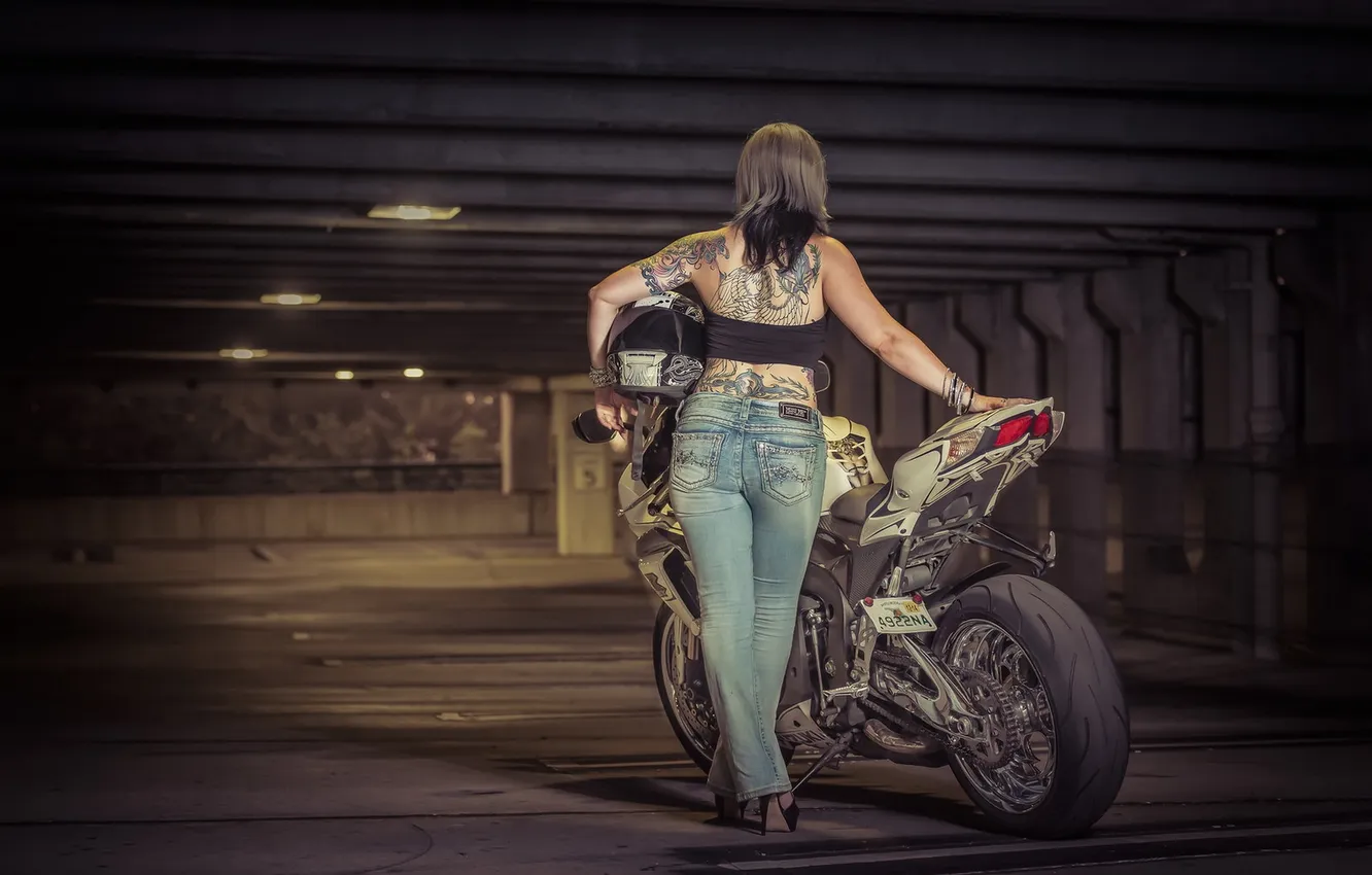 Фото обои девушка, поза, мотоцикл