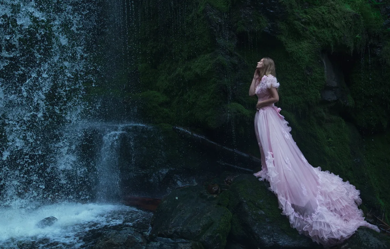 Фото обои вода, девушка, задумчивость, поза, скалы, спокойствие, водопад, мох