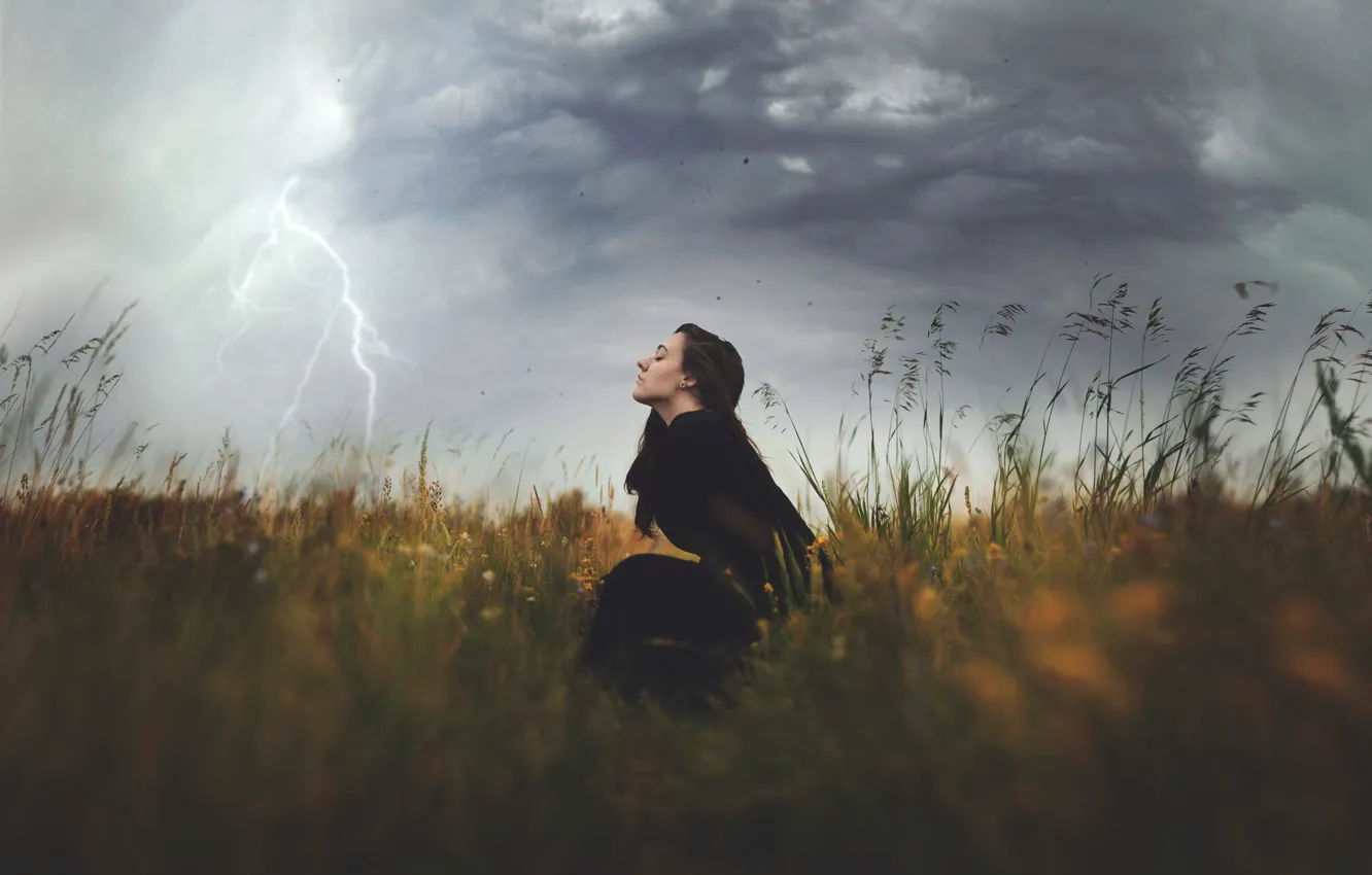 Фото обои поле, девушка, стихия, молния, The Storm, шквалистый ветер