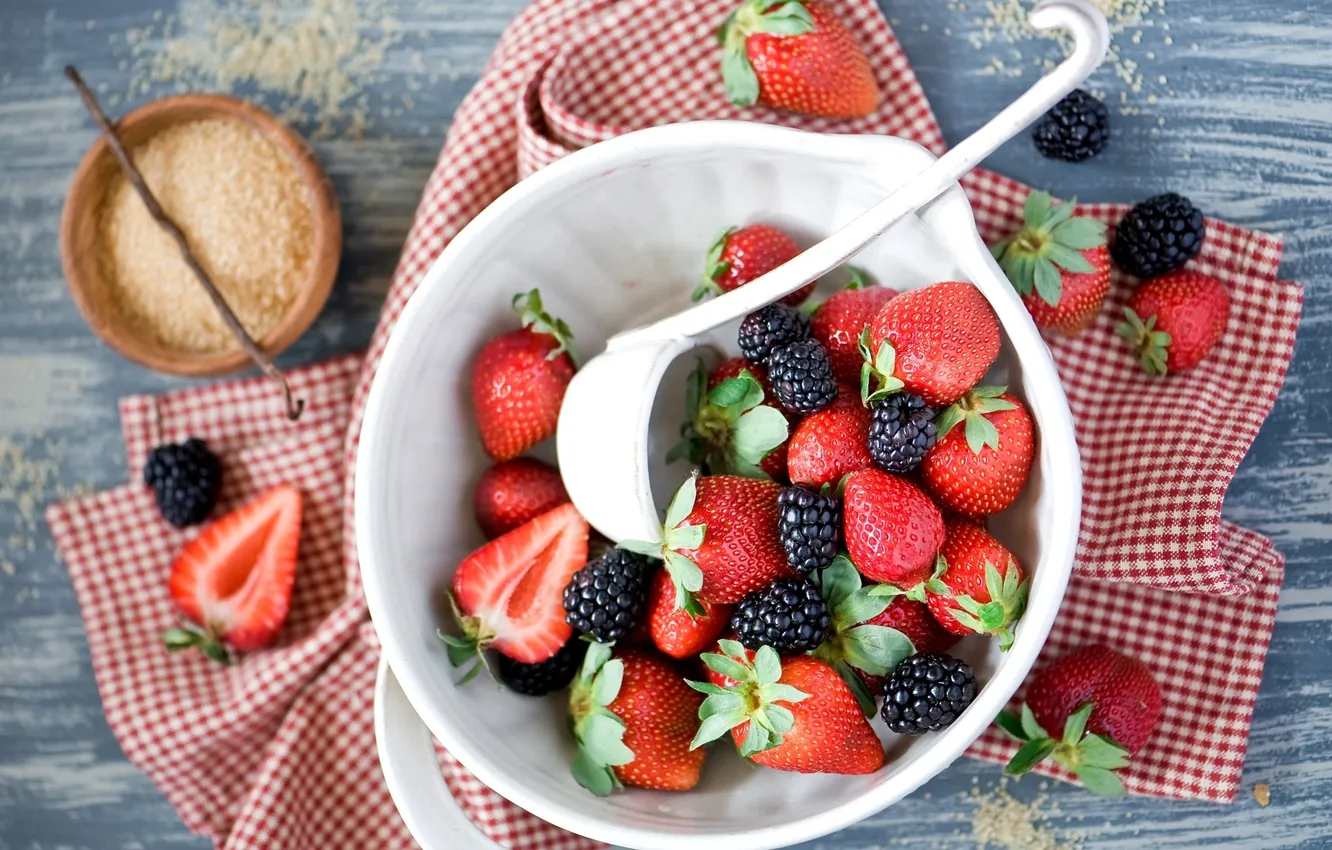 Фото обои ягоды, клубника, тарелка, красные, сахар, ежевика, ваниль, половник