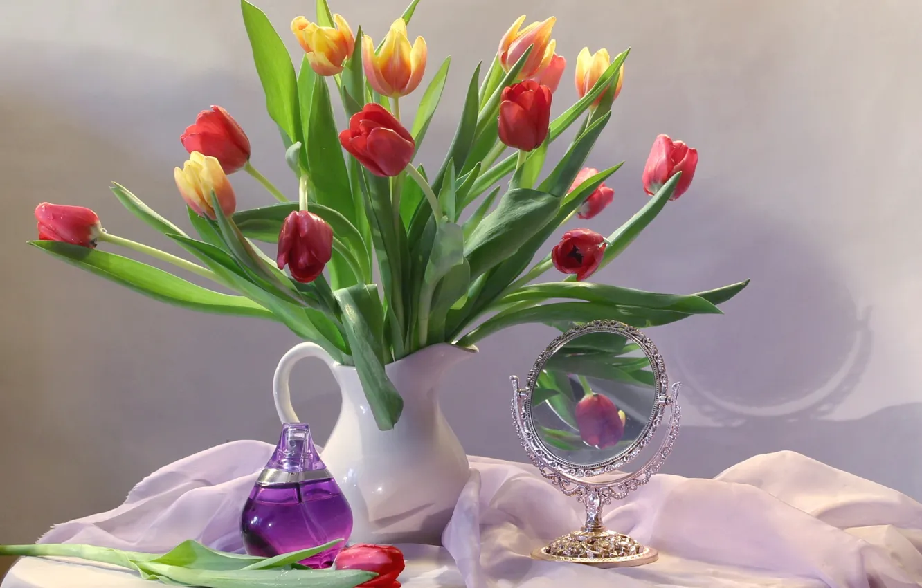Фото обои букет, духи, зеркало, тюльпаны