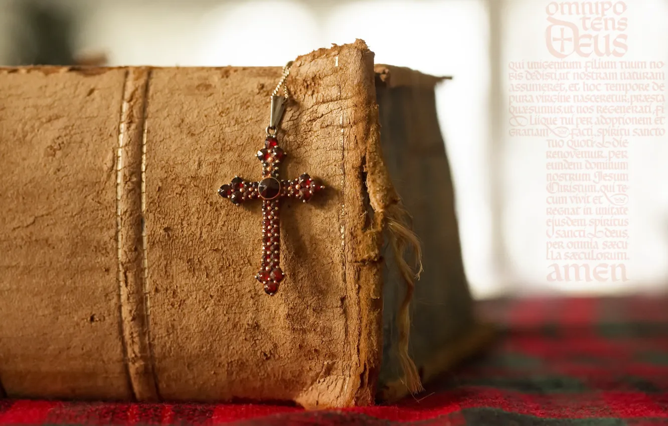 Фото обои крест, книга, молитва