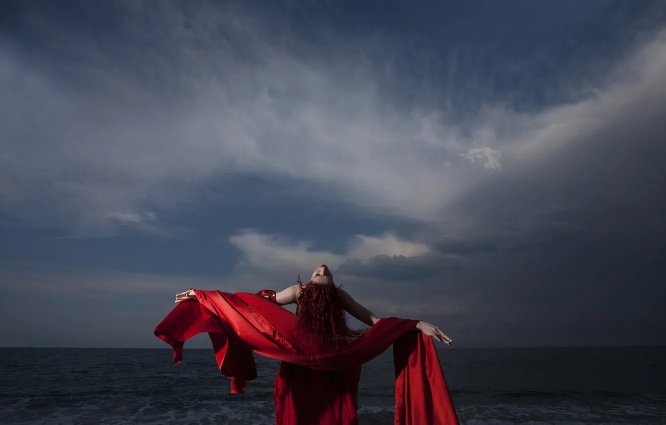 Фото обои море, девушка, облака, тучи, лицо, поза, пасмурно, берег