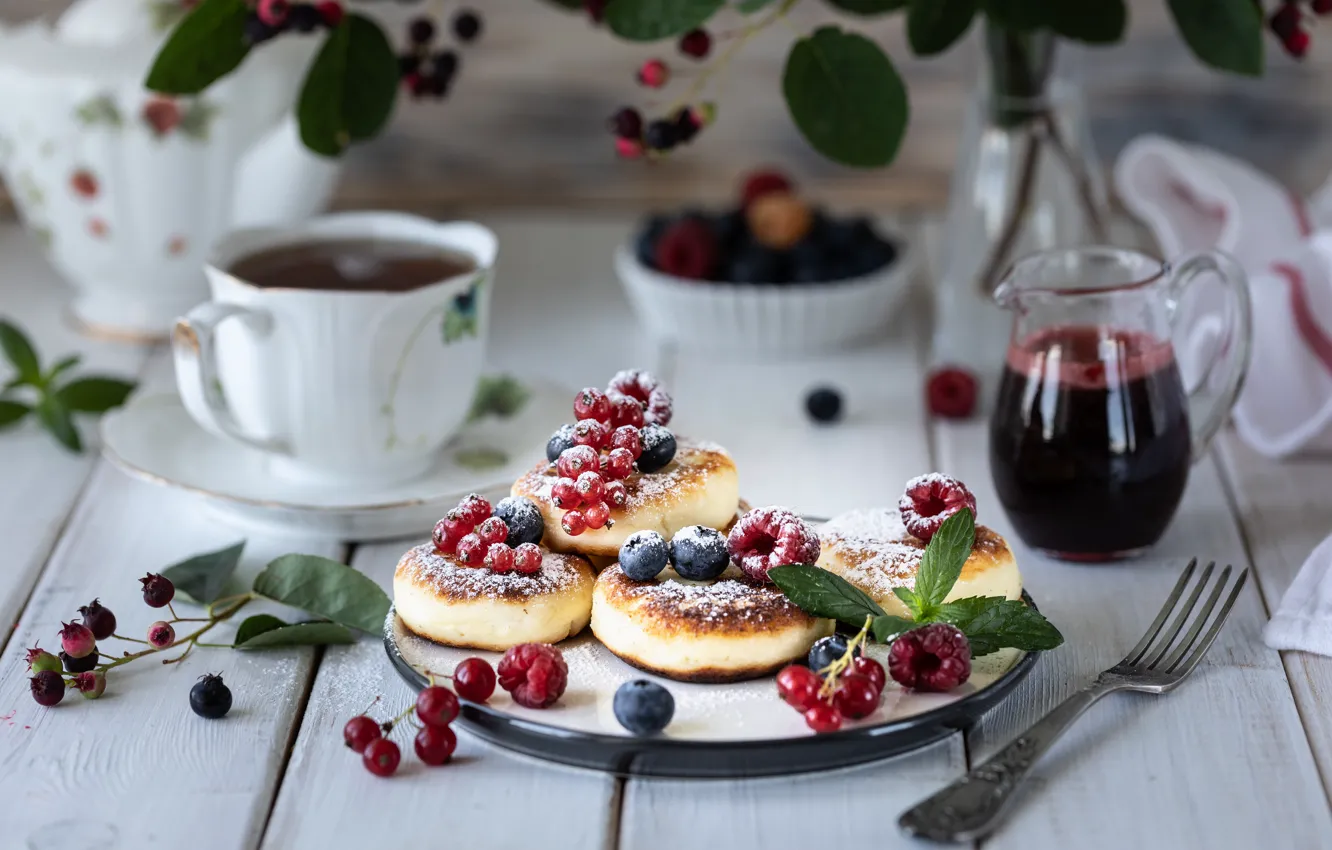 Фото обои ягоды, чай, завтрак, чашка, соус, сахарная пудра, сырники, Karina Klachuk