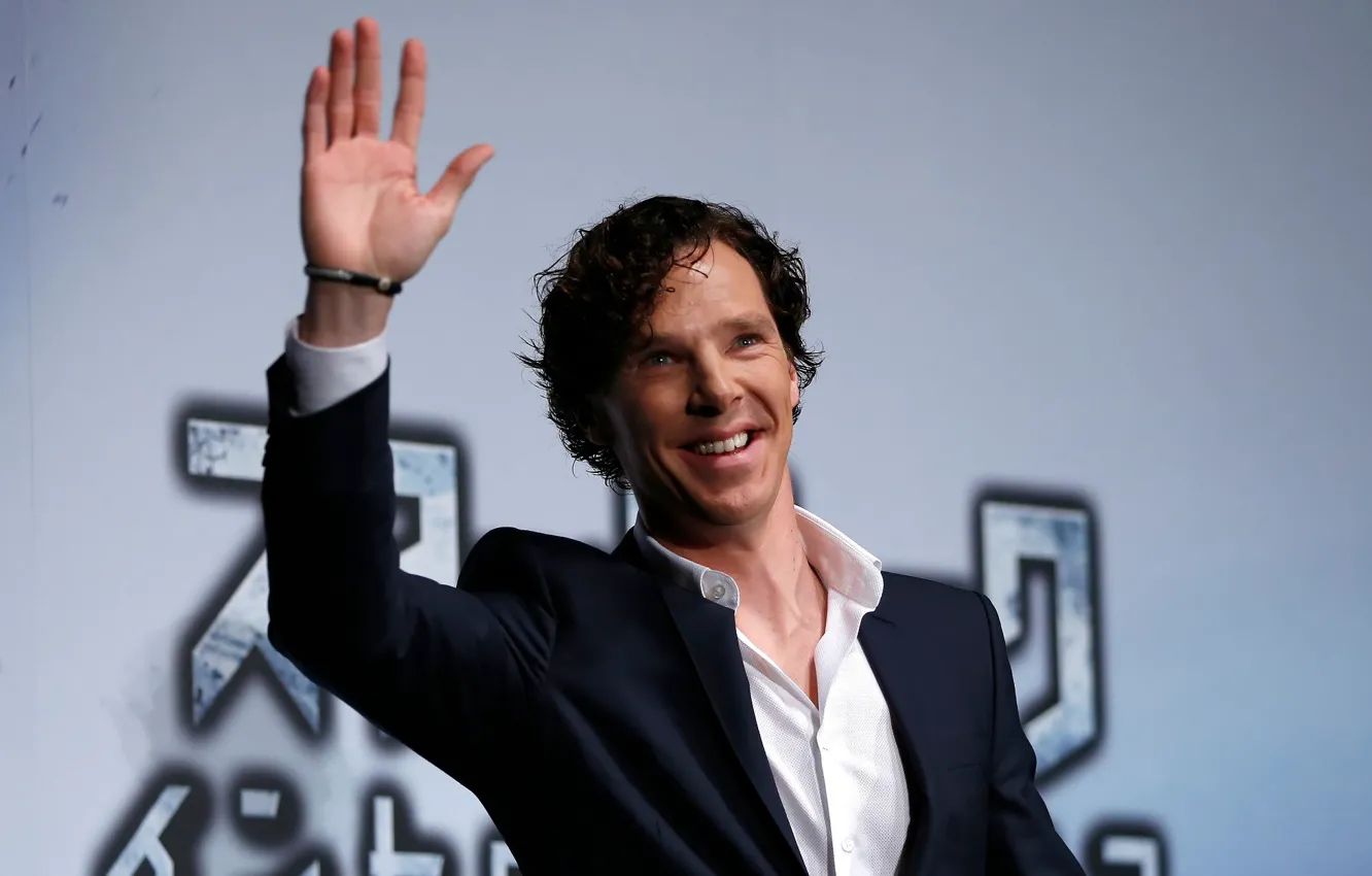 Фото обои улыбка, рука, улыбается, Бенедикт Камбербэтч, Benedict Cumberbatch, британский актер, машет