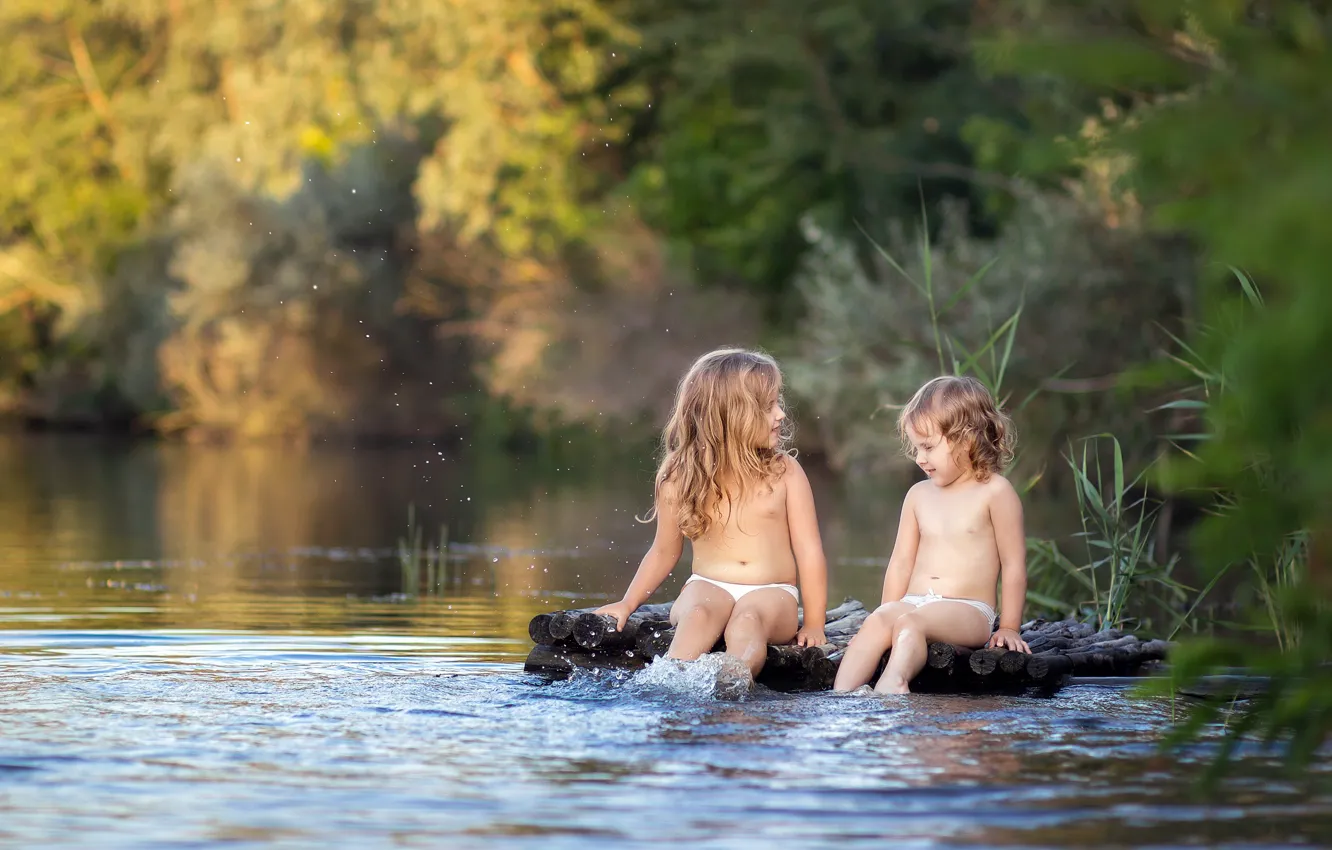 Фото обои лето, природа, дети, река, девочки, игра, малышки, мосток